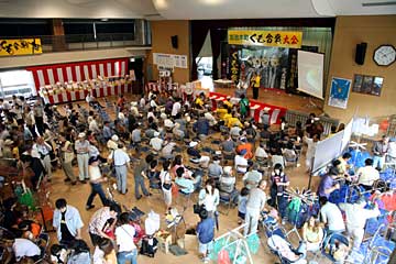 2,000名を超える観衆の熱気溢れる「くも合戦」会場