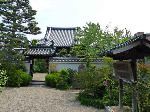 璉城寺境内